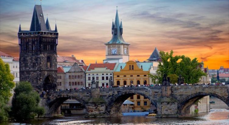 Orta Avrupa'nın Altın Üçgeni Cesky Krumlov & Bratislava & Pandorf Outlet Turları Dahil Ajet HY ile